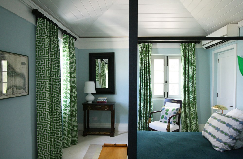 /assets/villa-images/pelican-beach/02_green-bedroom_retouch.jpeg